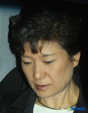 고개숙인 박 전대표의 표정