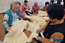 수의를 만들며 삶을 뒤돌아보고