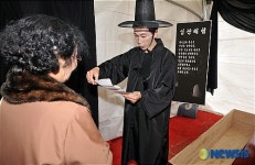 입관체험 하는 관람객