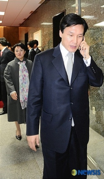 전화받으며 대표실로 향하는 김민석 최고위원