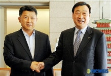 밝은 모습으로 악수하는 한국노총 위원장-무협회장