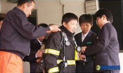 소방서 체험하는 불광중 학생들