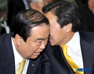 문희상 의원과 귀엣말 나누는 손학규 대표
