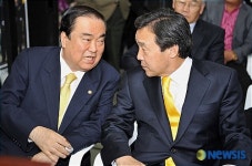 이야기 나누는 손학규 대표와 문희상 의원