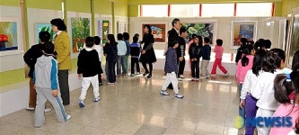 도림초등학교 학생들 교내갤러리에서 이광희 서양화전 관람