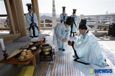 배천원구단 준공 헌작하는 임각수 괴산군수