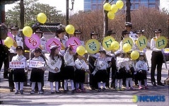 어린이들과 함께 교통질서를 지킵시다