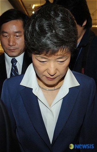 고개숙인 박근혜 전 대표
