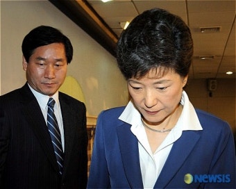 기자회견 끝내고 유정복 비서실장
