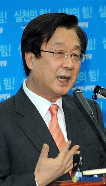 18대 총선 불출마 기자회견하는 강 대표
