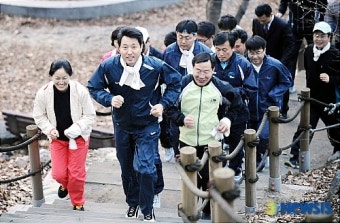 오세훈 시장과 서울시 직원들의 힘찬 발걸음