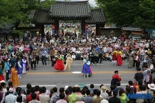 어깨춤 ‘덩실 덩실’