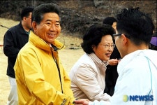 교사와 악수를 나누고 있는 노 전 대통령 내외