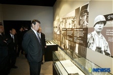 개관한 제주 4.3평화기념관 둘러보는 유족들