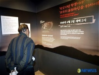 4.3평화기념관 둘러보는 유족