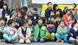 보신각 타종 견학한는 어린이집 원아들