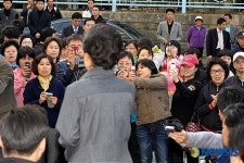 동내 아파트 단지에 나타난 박근혜 전 대표