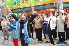 흥에 겨워 선거운동하는 정덕희 교수