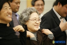 뇌체조하는 참가자들