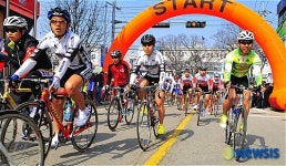 가평을 달리는 사이클선수단