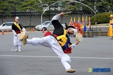 화려한 상모돌리기 보여주는 군악대