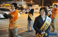 운동원들과 함께 하는 강화연 후보