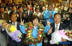 환호하는 한나라당 정미경 후보