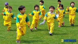 싱그러운 푸른색 잔디 위  귀여운 어린이들