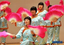 멋진 부채춤 선보이는 한성화교학교 학생들