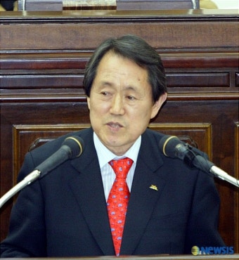 답변하는 김태환 제주도지사