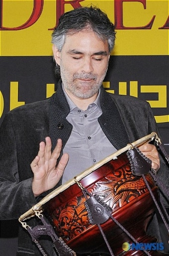 장구 선물 받은 안드레아 보첼리
