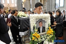 장례미사 마친 선우경식 원장의 영정