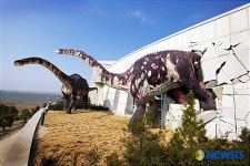 박물관 벽을 뚫고 나오는 말라위사우루스