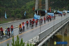 청풍대교 건너는 자전거 행렬