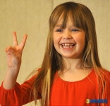 꼬마숙녀 코니 탤벗의 브이