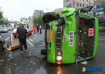 교각을 들이받고 전복된 마을버스
