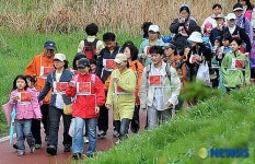 가족과 함께 걷는 양재천 산책길