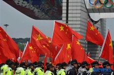 평화의문 뒤덮은 오성홍기