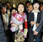 부축받으며 걸음 옮기는 '우주인' 이소연
