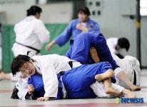 훈련에 땀흘리는 여자 유도대표팀