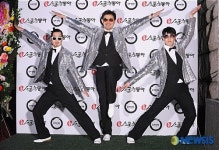 45RPM의 화려한 포즈