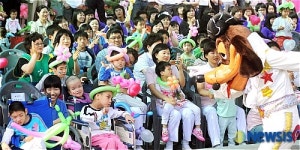 캐릭터 인형과 함께 놀아요!