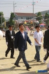 운동장 걷는 노 전 대통령