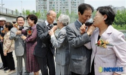 노년의 사랑을 위한 러브샷