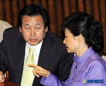 이야기나누는 박근혜 전 대표와 김무성 의원