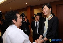 김영주 관장과 인사 나누는 최수지