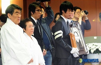 침통한 표정으로 영결식 바라보는 유가족