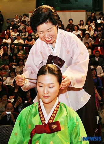 성년례에 참석한 이경숙 숙명여대 총장