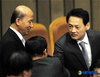 장관들과 인사 나누는 유인촌 문화체육관광부 장관
