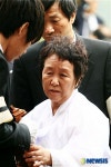 슬퍼하는 딸 김영주씨